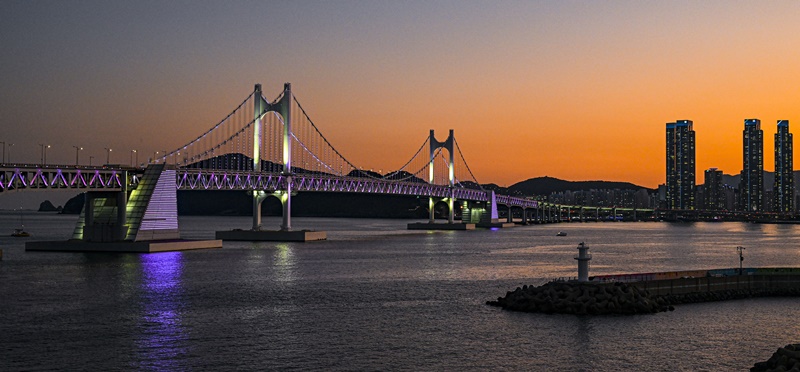 1012 1면 광안대교 BTS 콘서트 경관조명 점등2-국제신문